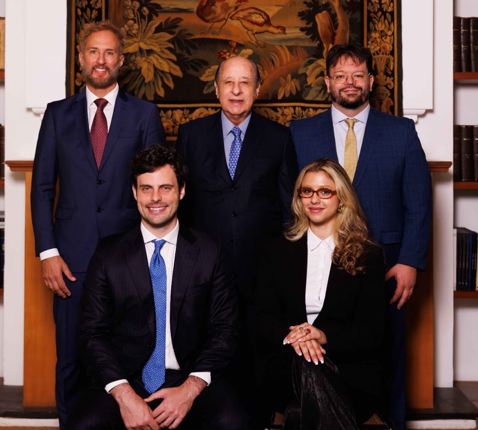 Os cinco membros do Conselho Diretor do IAD reunidos na biblioteca do Instituto